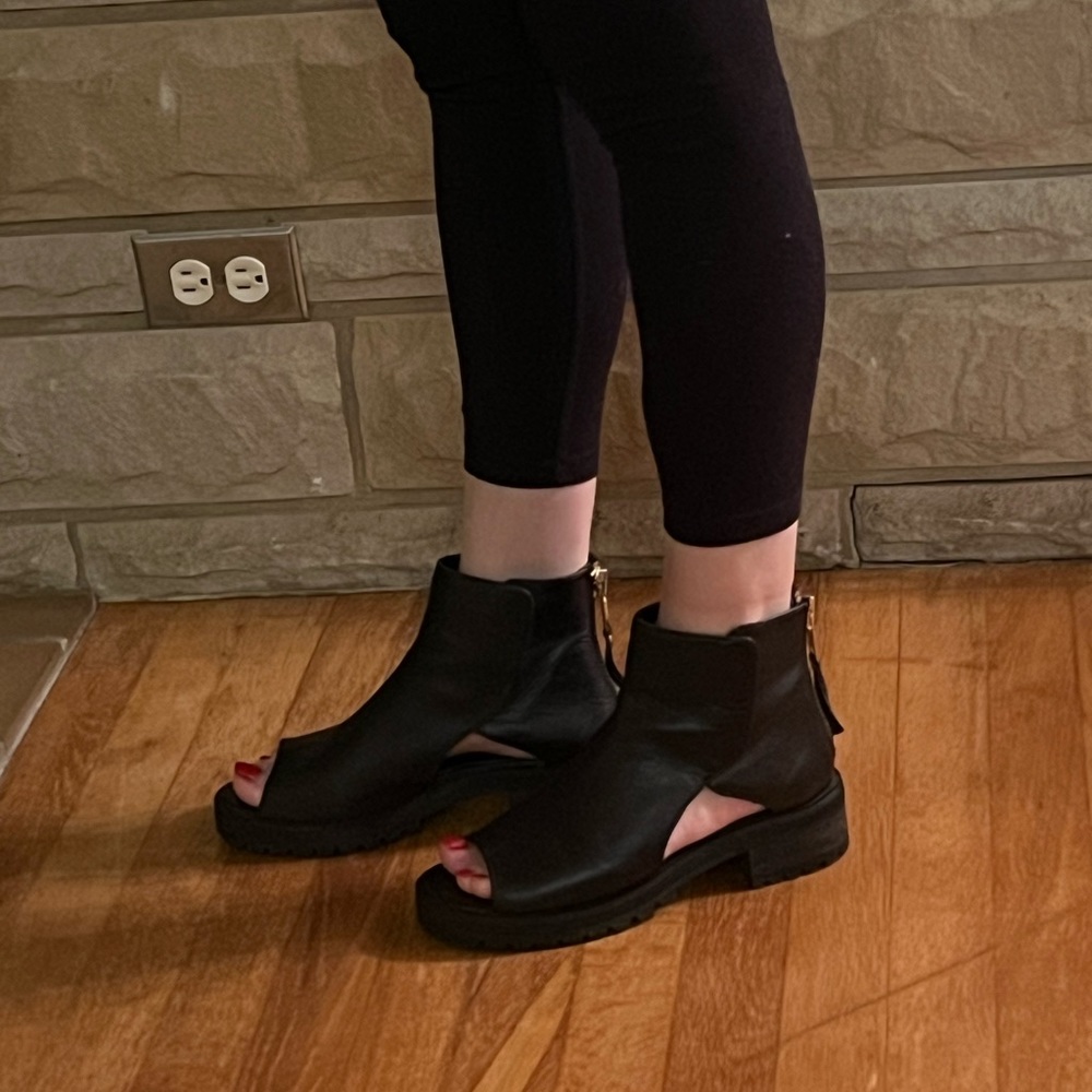 Super cute.Uk size 5 USA size fits 7.